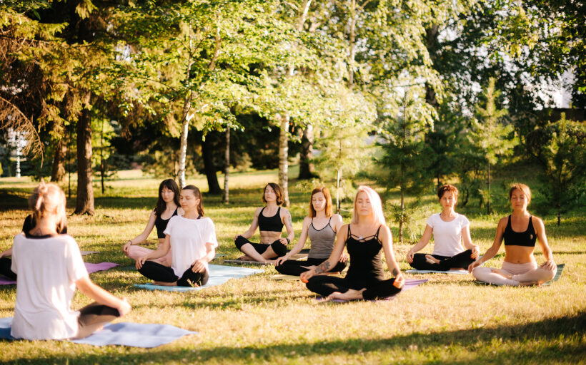 12 extraordinarios beneficios de participar en un retiro de Yoga