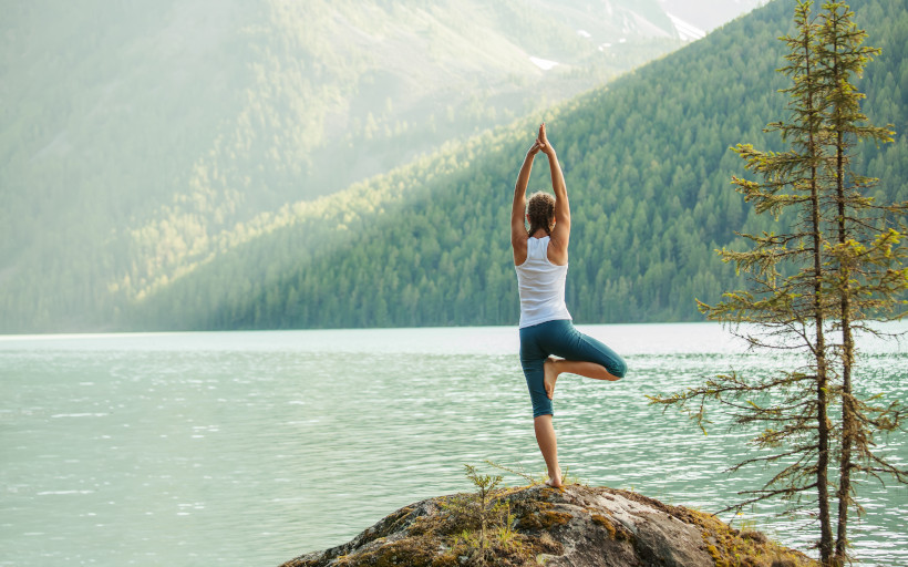 La importancia de conectarse con la naturaleza y los ciclos circadianos a través del yoga y los retiros de yoga