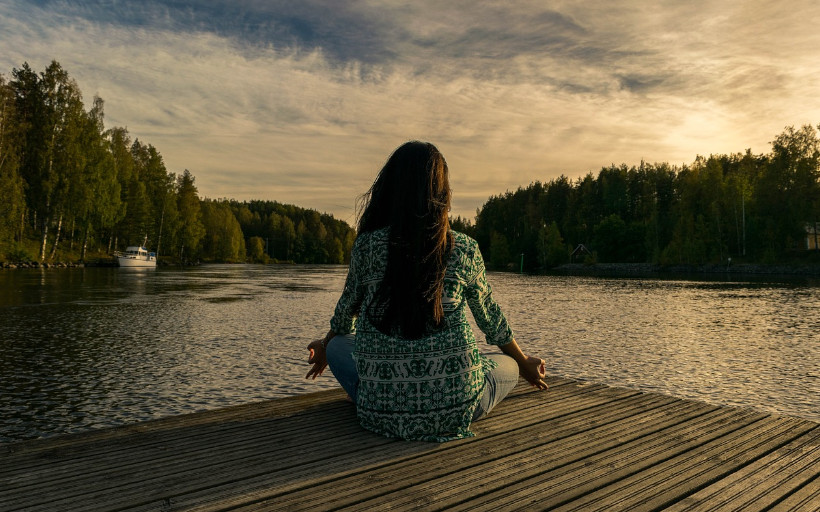 Meditación en un lago