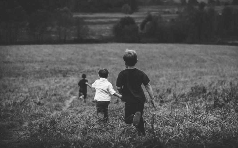 Niños corriendo por el campo